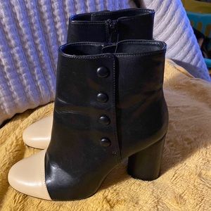 Black and Beige 4 Buttons on the Sides.